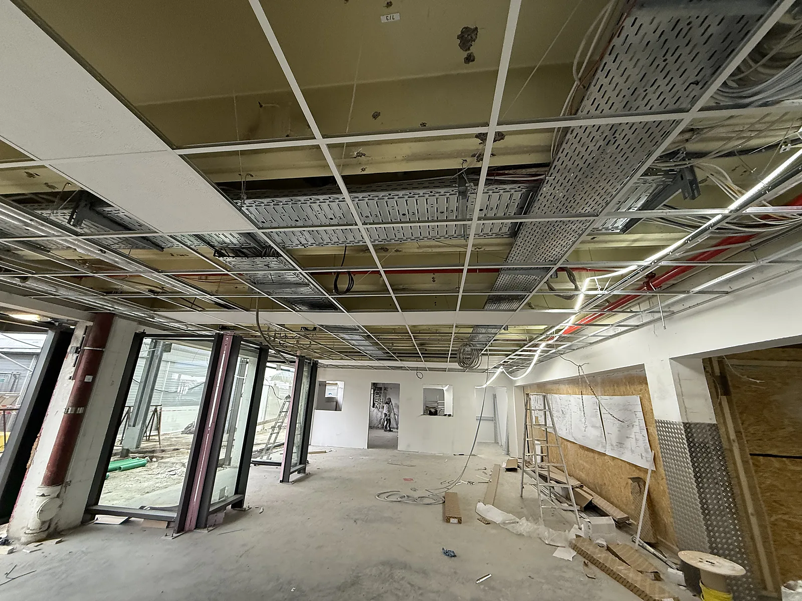 Gewerbefläche im Umbau mit abgehängter Rasterdecke