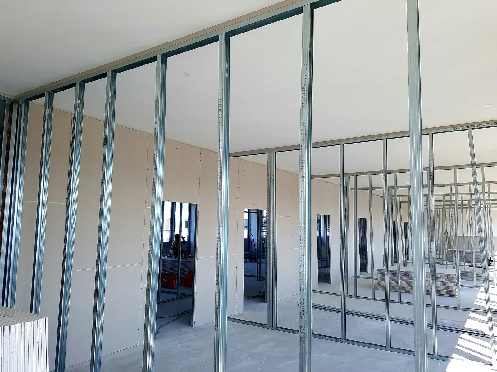 Büroetage im Ausbau: neue Trennwände aus Metallständerwerk, Gipskartonplatten auf dem Boden