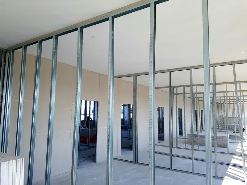 Büroetage im Ausbau: neue Trennwände aus Metallständerwerk, Gipskartonplatten auf dem Boden